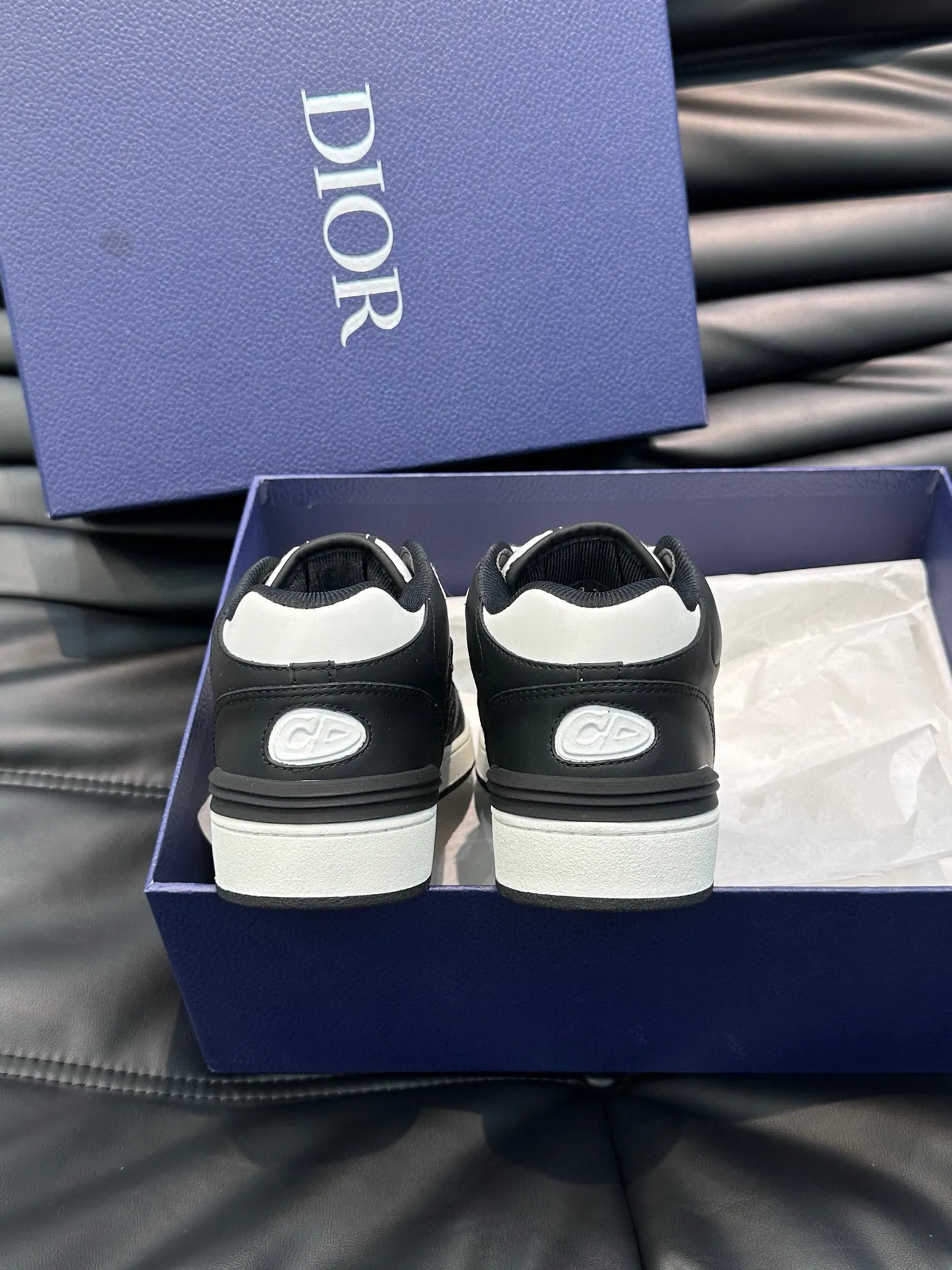 Ex-factory price: 440💰DIOB57 mid-top sneakers are shipped. This B57 mid-top sneaker is a new product in the 2024 spring men's wear series. It reinterprets the basketball shoe design and has become a classic item of Dior. Mid-top lace-up style crafted from color-blocked cow leather with contrasting suede and a CD logo displayed on the side. The tongue is decorated with the Dior B57 logo, and various distinctive details enhance the style. The CD logo eyelet details, upper stitching and rubber panels highlight the dynamic charm of its sports style. With two-color rubber sole, mesh fabric lining and cotton lining for foot padding, the upper foot is comfortable and breathable. Can be paired with a variety of clothing to create a sophisticated look. Code 38-44, (45 can be customized)